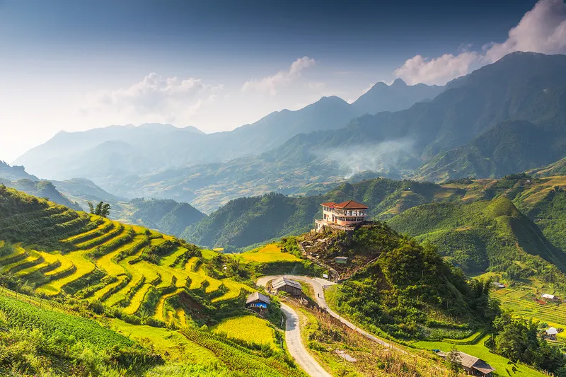 Ruộng bậc thang tại thung lũng Mường Hoa Sapa mang vẻ đẹp hài hòa giữa thiên nhiên và con người, tạo nên một bức tranh sống động và đầy màu sắc.