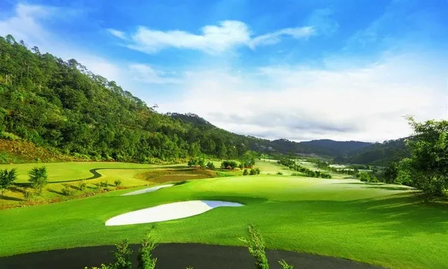 Sân golf Sam Tuyền Lâm, một điểm đến hấp dẫn cho những người yêu thích golf khi du lịch hồ Tuyền Lâm Đà Lạt