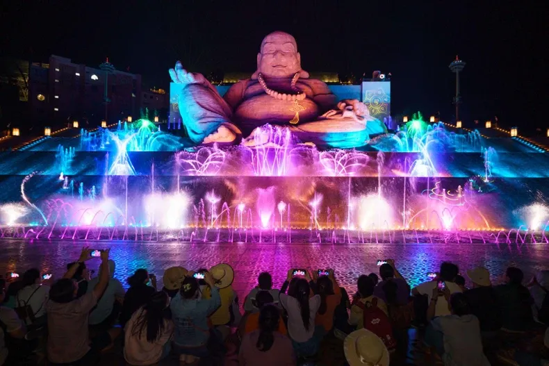 Modern and spectacular water music show next to the Maitreya Bodhisattva statue on Ba Den Mountain, an evening entertainment activity not to be missed