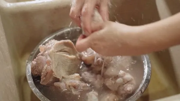 Sơ chế gia vị thơm để nước dùng Bún bò Huế thêm đậm đà