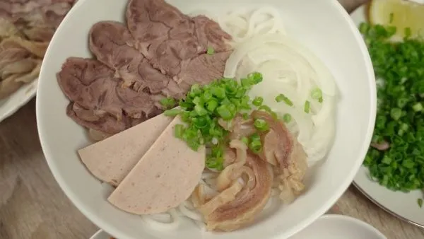 Sơ chế thịt và xương giúp nước dùng Bún bò Huế thêm trong và ngon