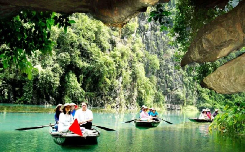Comparing the beauty of Tam Coc and Trang An, two famous tourist destinations in Ninh Binh