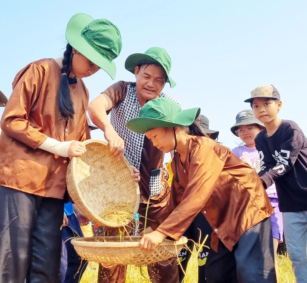 Tái hiện thực cảnh lễ hội ngày mùa “Sắc quê cây gạo” bên Khu lưu niệm Thủ tướng Phạm Văn Đồng (tỉnh Quảng Ngãi). Ảnh: NGỌC OAI