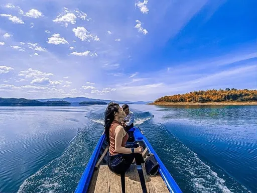 Enjoy the "chill" space amidst the pristine nature of Ta Dung Lake, temporarily forgetting the worries of life