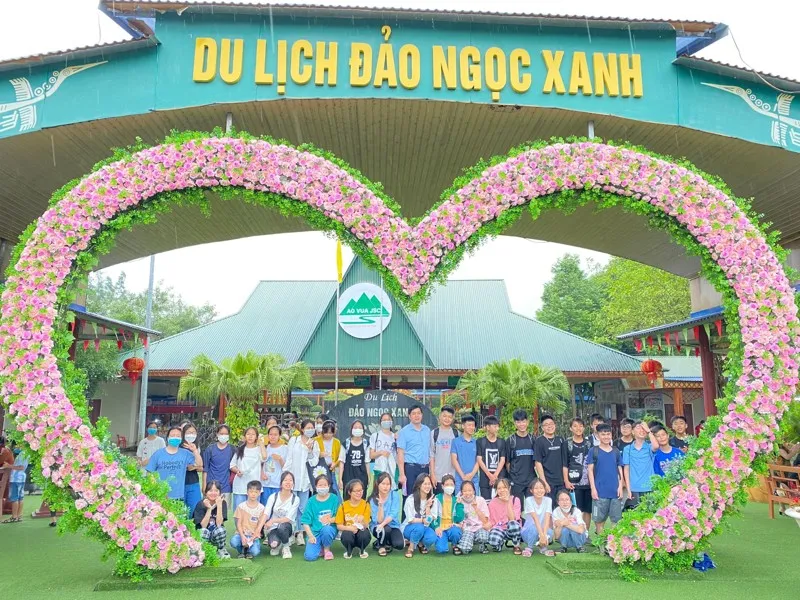 Group photo at the Love Gate of Dao Ngoc Xanh resort