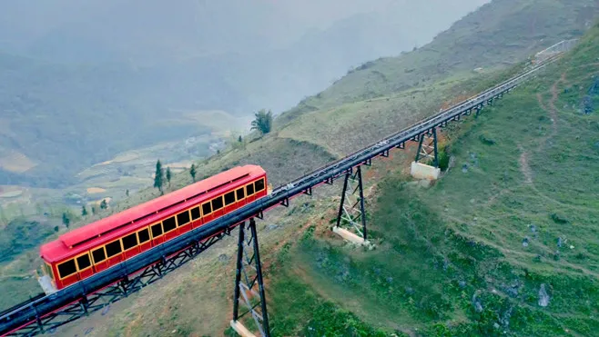 Tau hoa leo nui Sapa nhin tu tren cao