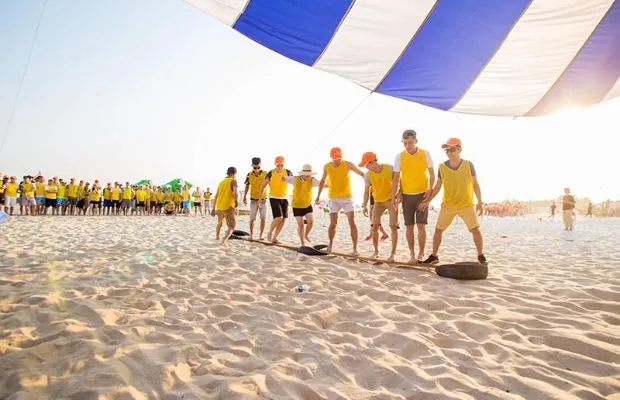 Team building at Titop Beach Ha Long with beautiful island sea space and swimming, kayaking activities.