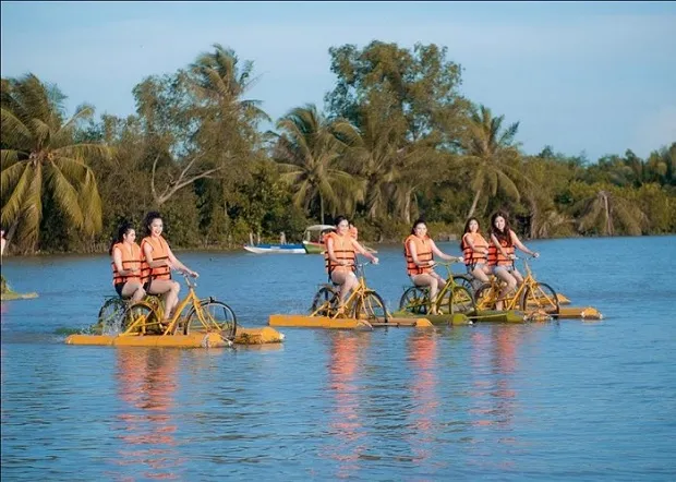 Team building at Bang Lang Tim with picturesque river space and gentle, relaxing activities.