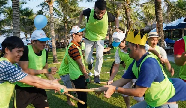 Team building at Than Tho Lake with green space and activities like boating, cycling, outdoor games.