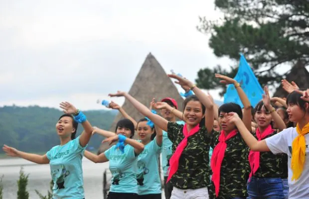 Team building at Tuyen Lam Lake with poetic space and activities like kayaking, trekking, camping.