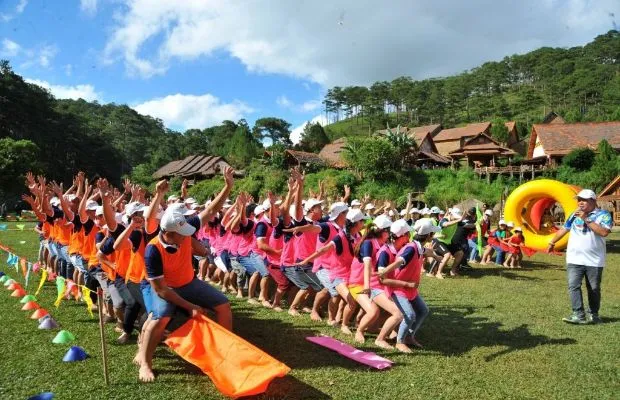 Team building at Cu Lan Village with unique cultural space and exploration, Central Highlands cultural experience activities.
