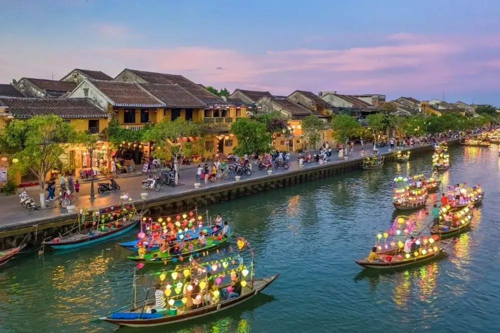 Thả đèn hoa đăng trên sông Hoài, một nghi thức cầu nguyện bình an và may mắn.