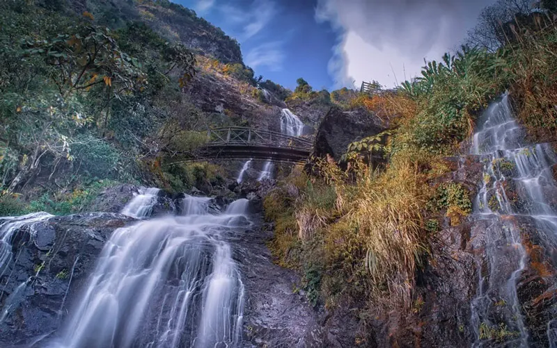 Silver Waterfall majestically at the foot of O Quy Ho Pass