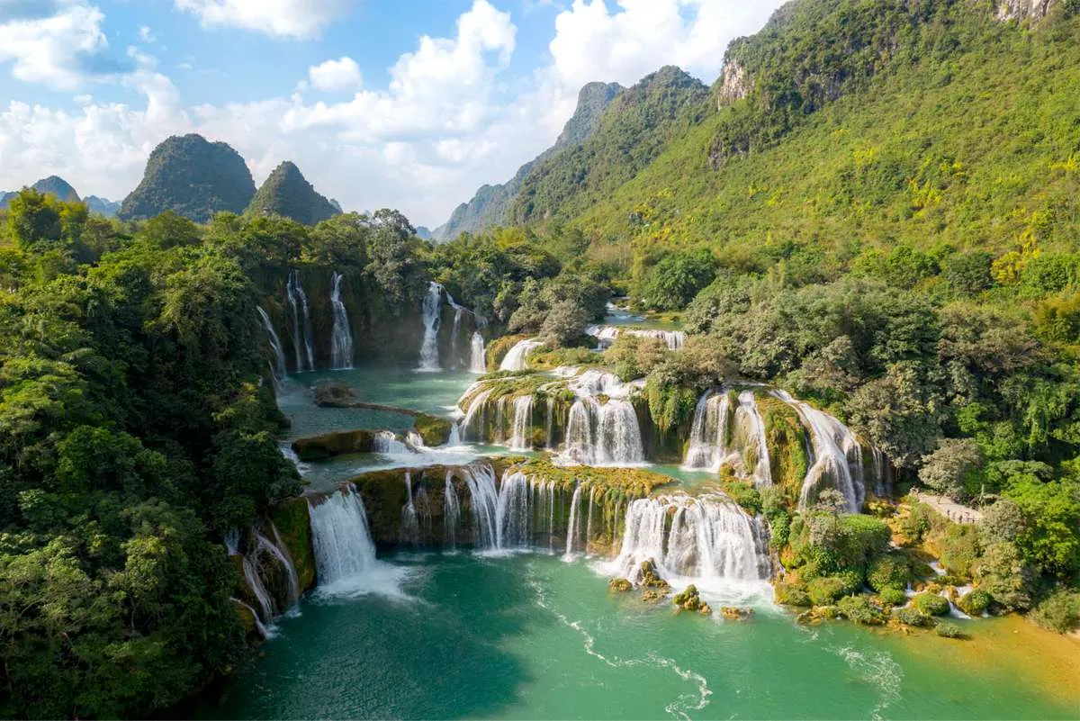 Thác Bản Giốc Cao Bằng hùng vĩ với dòng nước đổ mạnh mẽ