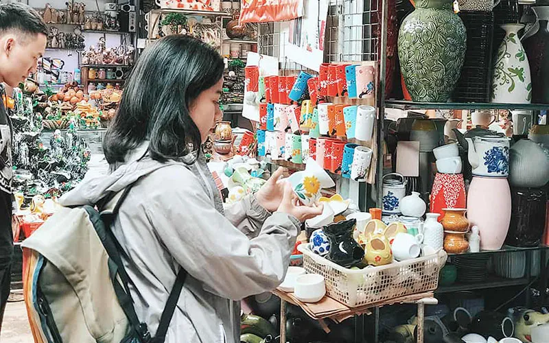 Visiting and shopping at Bat Trang pottery market