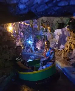 Boat tour inside Legend Palace Cave, Nui Coc Lake