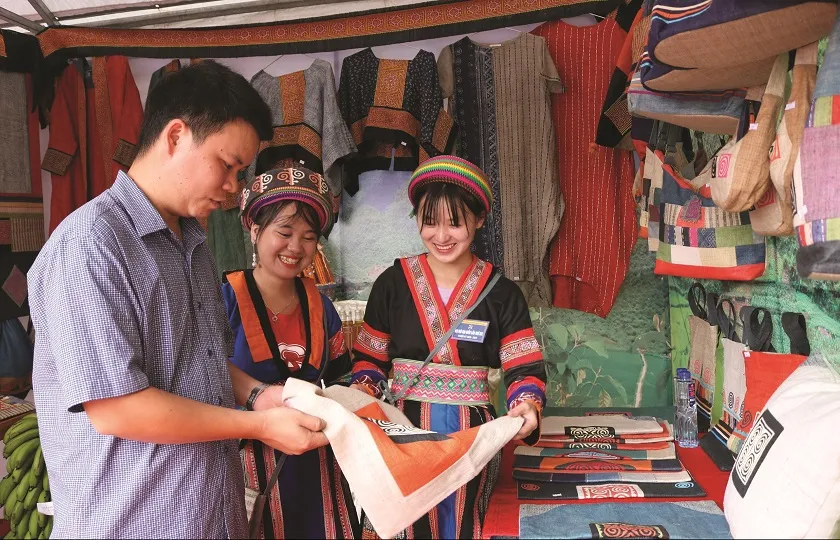 Tham quan làng dệt lanh Lùng Tám