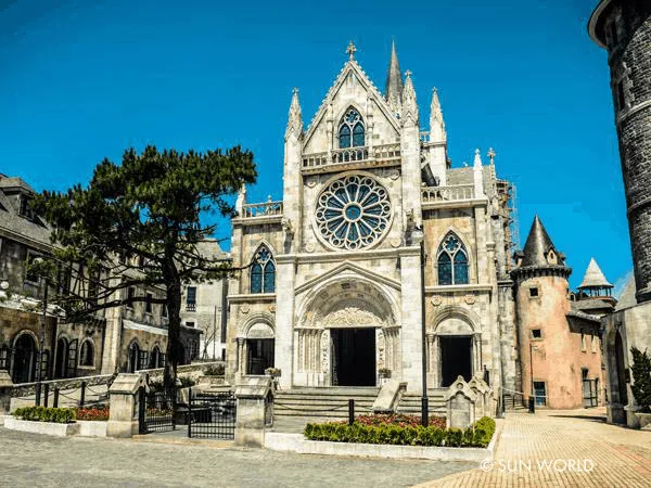 Thánh đường St Denis tại Làng Pháp Bà Nà Hills mang vẻ đẹp kiến trúc Gothic