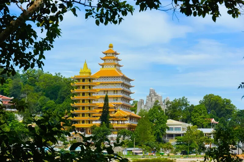 9-story bell tower of Van Linh Pagoda, nổi bật with ancient architecture and giant Dai Hong Chung bell, a symbol of Nui Cam An Giang tourism