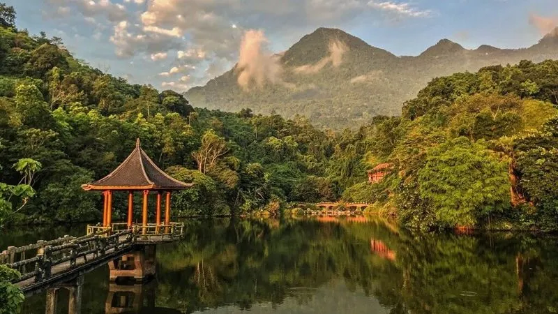 Thien Son Suoi Nga with clear waterfalls and peaceful space