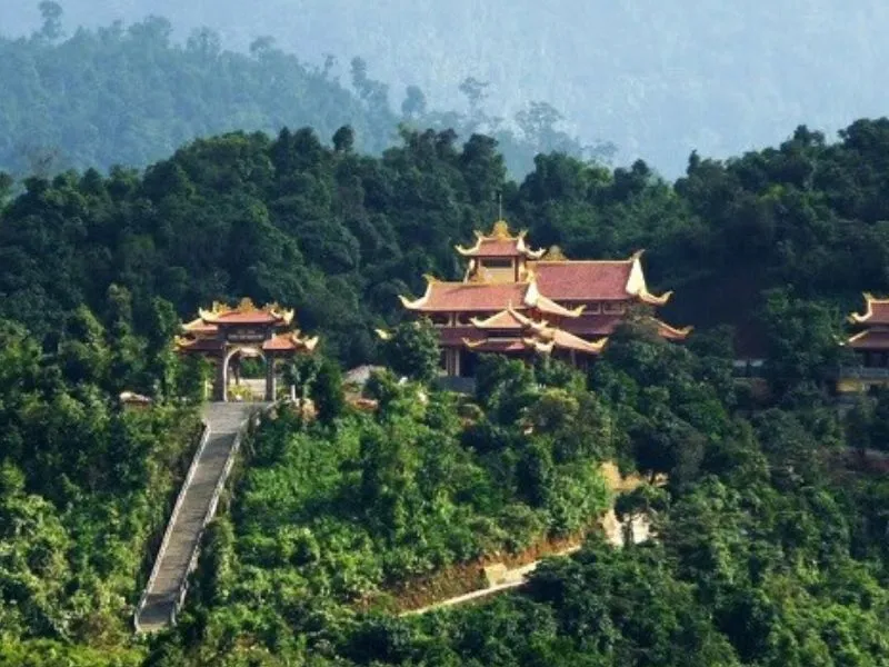 Thiền viện Trúc Lâm Yên Tử, Quảng Ninh, ẩn mình trong mây núi, mang vẻ đẹp thanh tịnh và uy nghiêm.