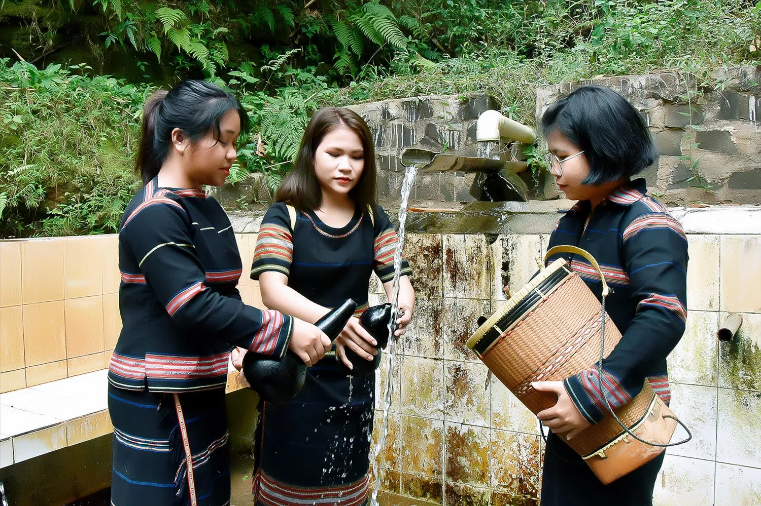 Thiếu nữ Gia Rai lấy nước sinh hoạt từ giọt nước cuối làng Ia Nueng