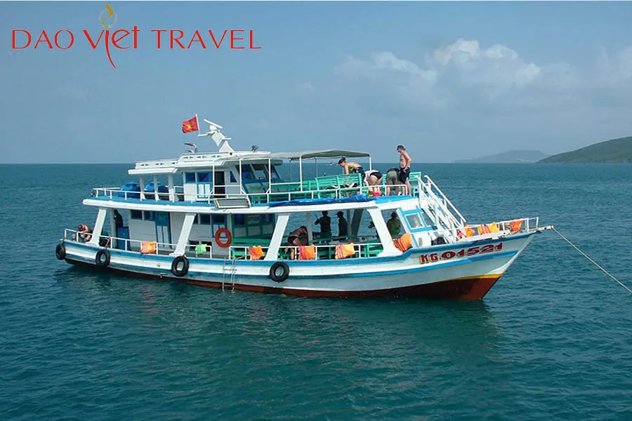 Choosing boat tour type in Phu Quoc