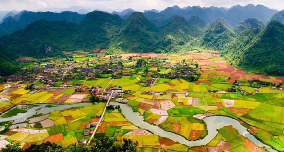 Bac Son Valley, Lang Son, praised as a "green paradise", with interspersed rice fields creating a unique brocade picture