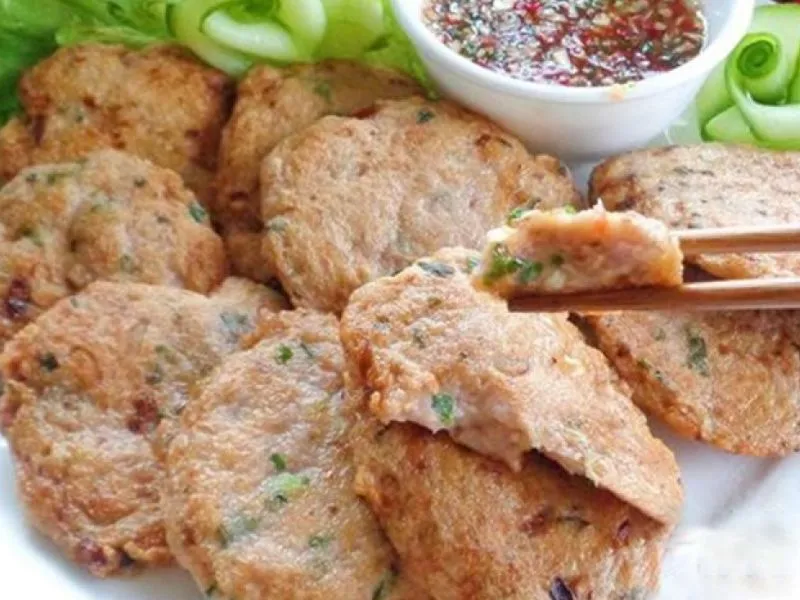 Enjoying local culinary specialties is an indispensable part of the Lak Lake exploration journey