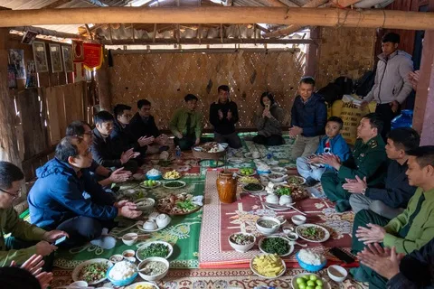 Thưởng thức bữa trưa đậm đà hương vị truyền thống tại Bản Tuộc trong tour khám phá Trường Sơn