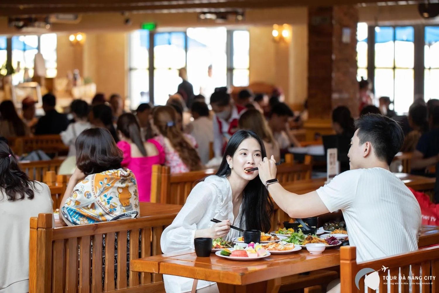 Thưởng thức buffet đa dạng món ăn Á - Âu tại nhà hàng trên đỉnh Bà Nà Hills
