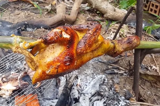 Enjoy delicious grilled chicken, a specialty not to be missed when coming to Ta Dung