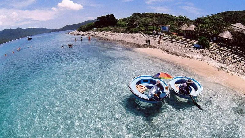 Thưởng thức hải sản tươi ngon tại Làng Chài trong tour vịnh Nha Trang
