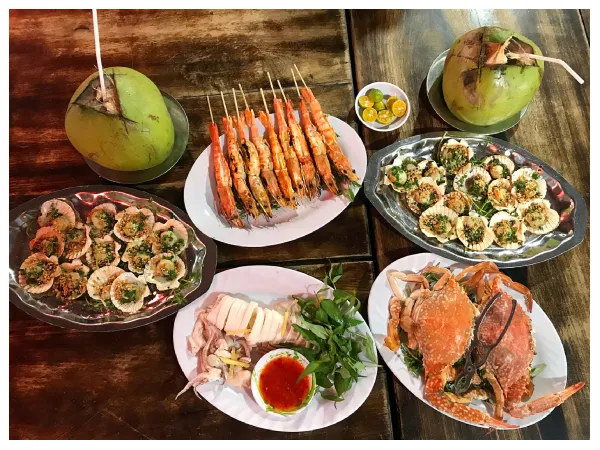 Enjoy fresh seafood at a Rach Vem floating restaurant