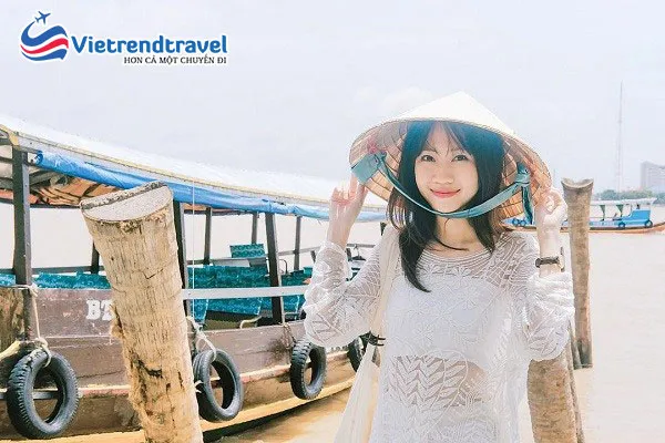 Thuyền nan trên sông Tràng An mùa nước nổi Ninh Bình