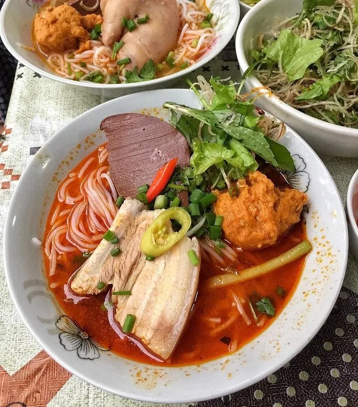 Tô bún bò Mệ Kéo đầy đặn topping hấp dẫn, một trải nghiệm ẩm thực khó quên.