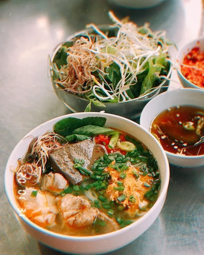 Tô bún bò Mệ Rơi hấp dẫn với nước dùng trong veo, mặn mà, đậm đà hương vị Huế.