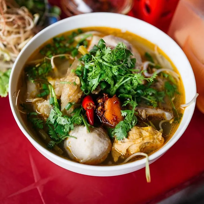 Tô bún bò Ông Vọng - O Phụng với topping đầy ắp, đa dạng, thỏa mãn mọi sở thích.