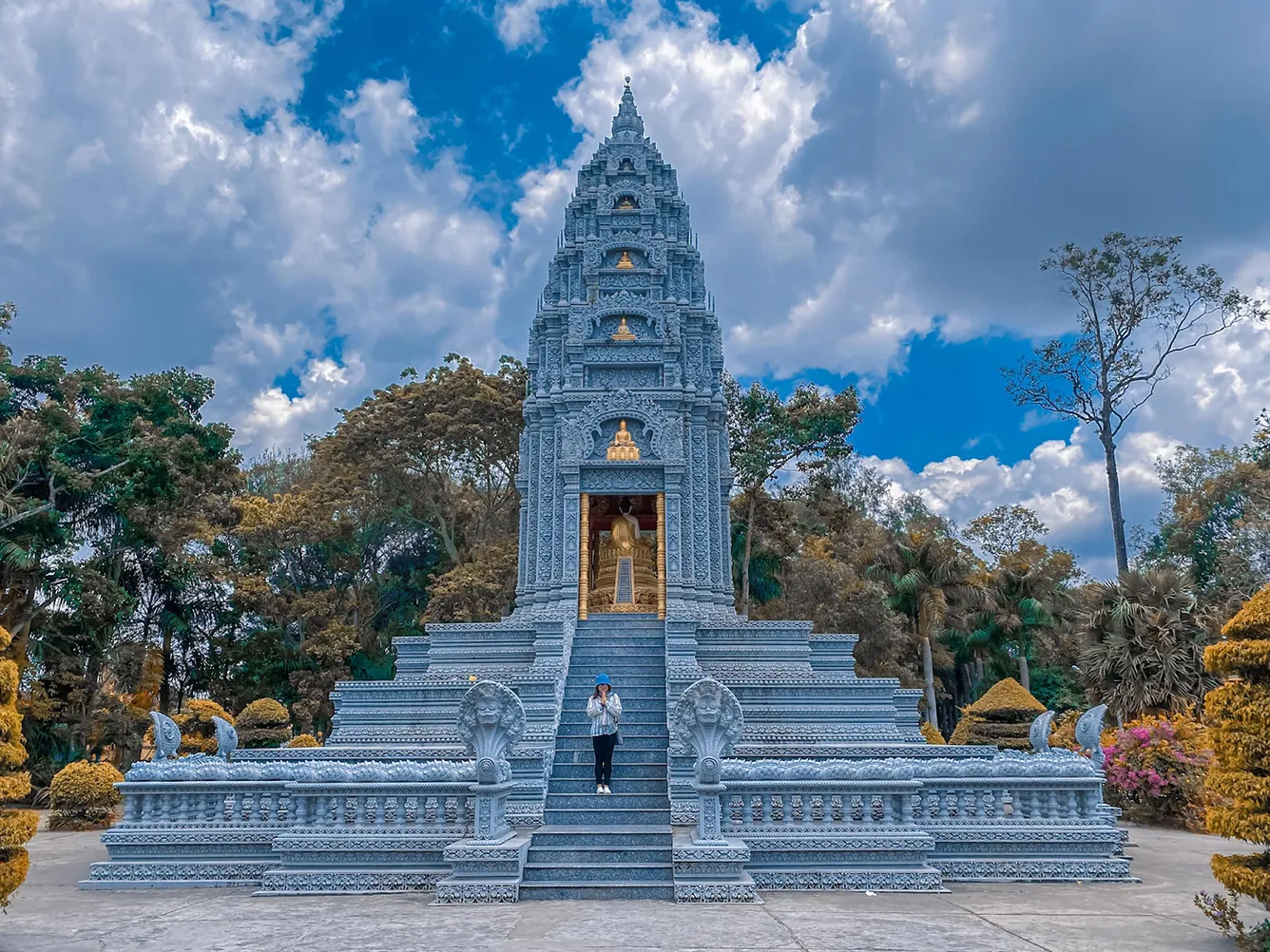 Grey stupa tower at Patum Wôngsa Som Rông Pagoda.