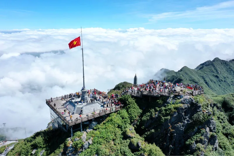 Panoramic view of the milestone and flagpole on Fansipan Peak