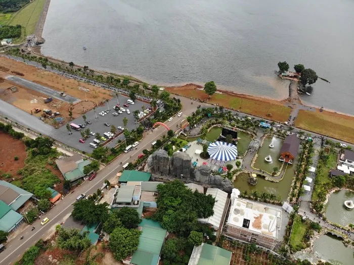 Toàn cảnh Khu Du Lịch Hồ Ea Kao nhìn từ trên cao, với hồ nước xanh biếc bao quanh bởi rừng cây
