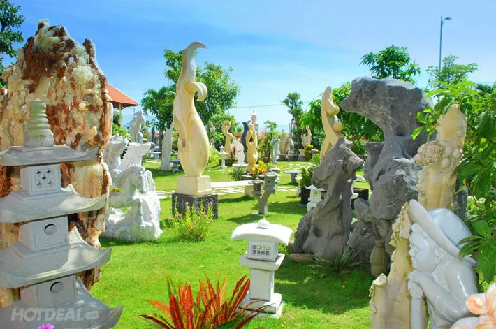 Toàn cảnh núi Ngũ Hành Sơn nhìn từ làng đá Non Nước