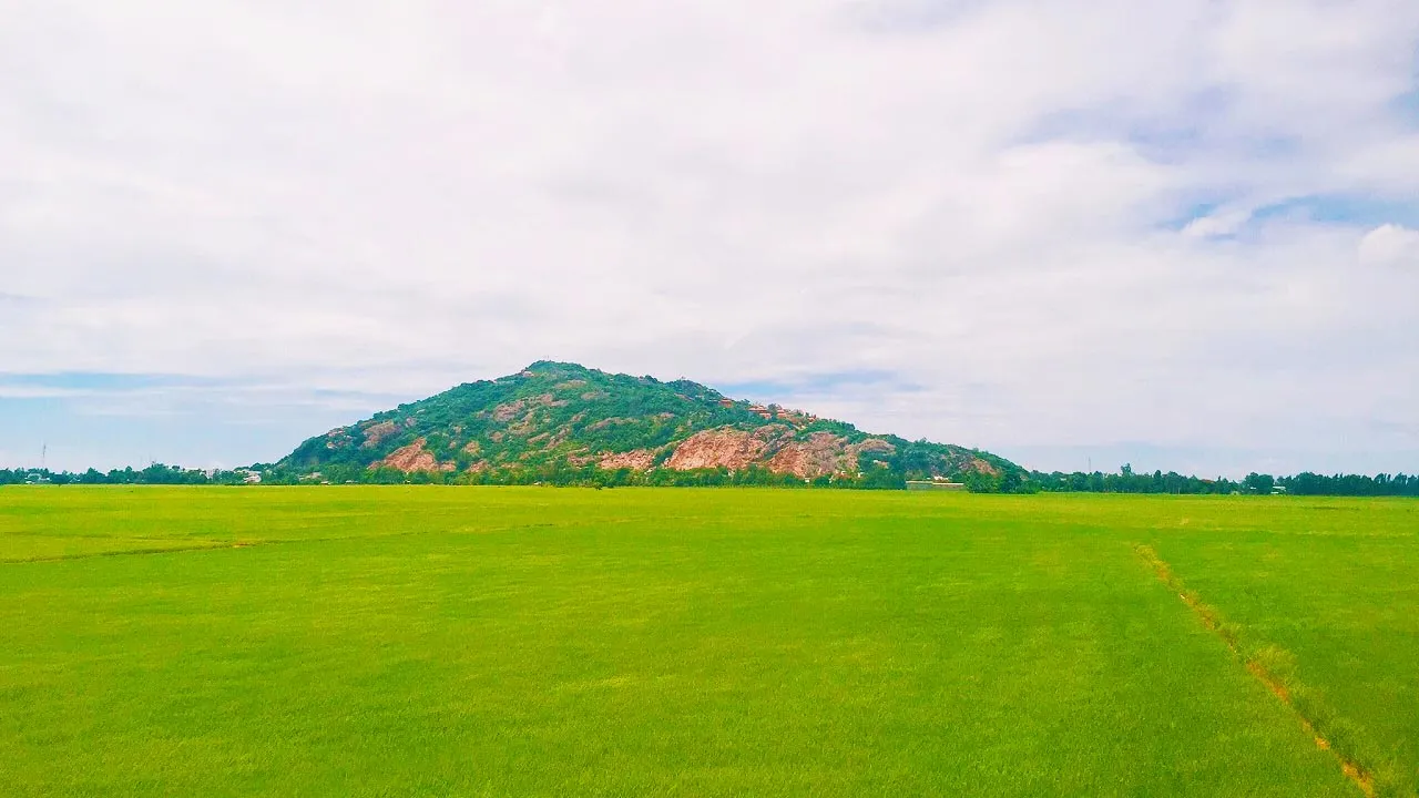 Toàn cảnh núi Sam nhìn từ xa, An Giang