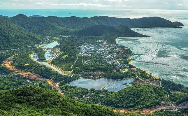 Toàn cảnh thị trấn Côn Đảo nhìn từ trên cao, một hòn đảo nhỏ yên bình với những mái nhà ẩn mình dưới bóng cây xanh