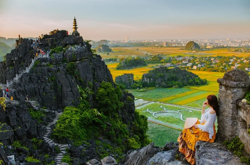 Toàn cảnh thung lũng Tam Cốc nhìn từ đỉnh Hang Múa Ninh Bình