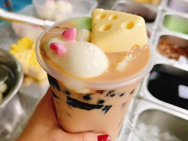 Delicious milk tea at Hung Vuong street food area