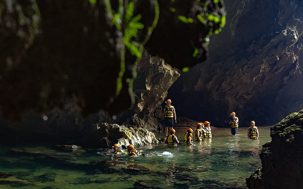 Trải nghiệm bơi sông, lội suối trong tour du lịch mạo hiểm Quảng Bình