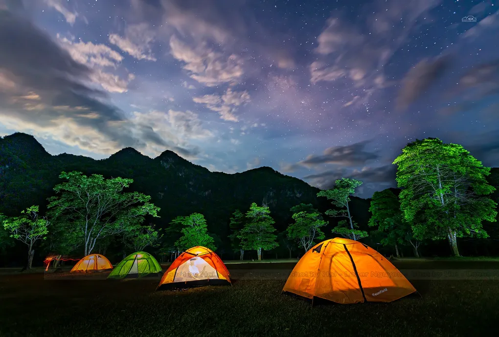 Trải nghiệm cắm trại qua đêm dưới chân núi khó quên của du khách (Ảnh: Netin Travel).