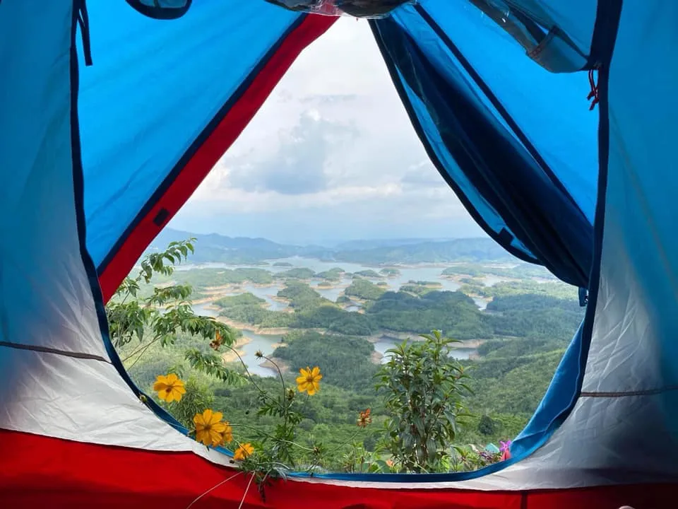 Experience overnight camping at Ta Dung Lake, immerse yourself in nature and enjoy the romantic space
