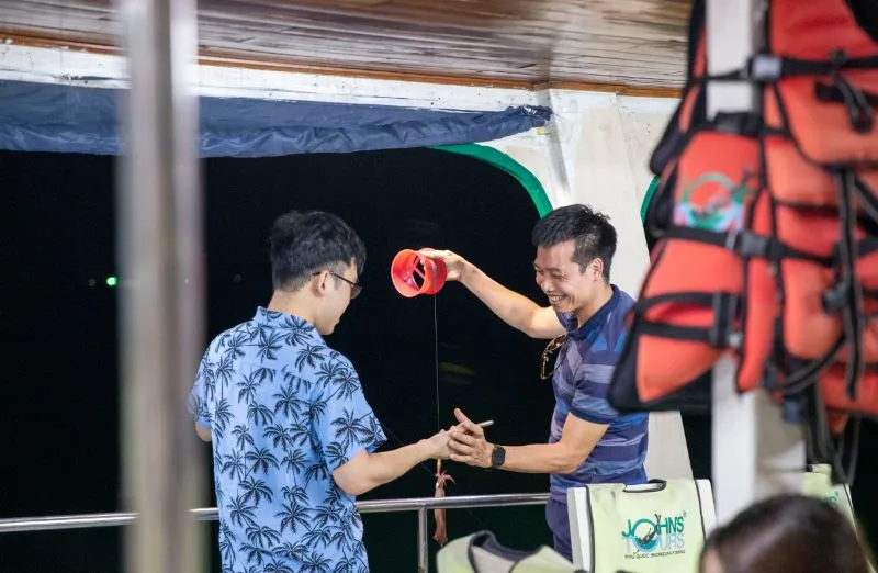 Experiencing night squid fishing with local fishermen